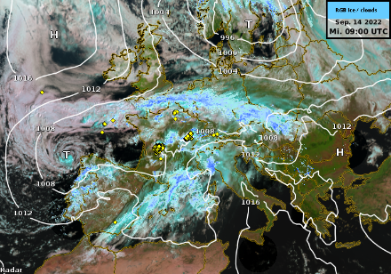 Satellitenbild von Mittwochvormittag 11 Uhr Lokalzeit überlagert mit Luftdruck auf Meereshöhe, Niederschlag und Blitzentladungen (gelb). Quelle: MeteoSchweiz