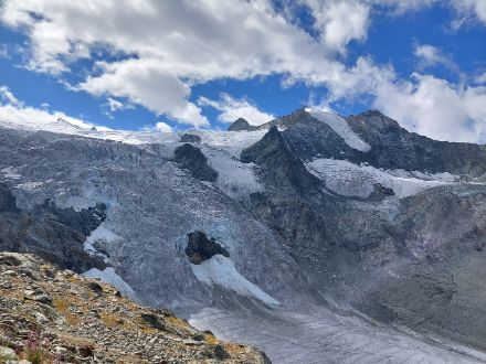 Der Moiry Gletscher mit der Felsspitze des Dent des Rosses (3613) im Hintergrund. In den Südtälern des Wallis durfte man sich heute immerhin über 4-6 Stunden Sonnenschein erfreuen. Foto: N. oder U. Graf