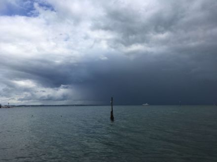 Kräftiger Schauer um 13 Uhr über dem Bodensee. Aufgenommen von W. Nater in Güttingen.