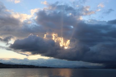 Zusammenströmende Winde, eine sogenannte Konvergenz, sorgte am Samstagmorgen für Quellwolken über dem Zürichsee. Die Schattenstrahlen im Bild sorgen zusätzlich für eine schöne Morgenstimmung. Foto: Daniel Gerstgrasser
