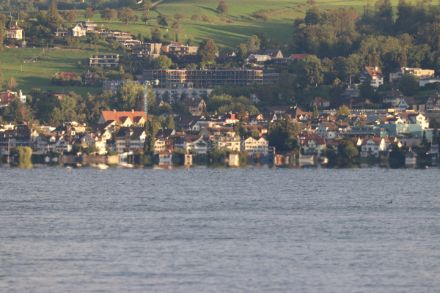 Untere Luftspiegelung am Zürichsee am Samstagmorgen. Blick von Wädenswil auf die andere Seeseite. Foto: Daniel Gerstgrasser