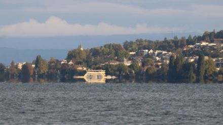 Untere Luftspiegelung am Zürichsee. Die Fähre zwischen Horgen und Meilen wurde nach unten gespiegelt. Foto: Daniel Gerstgrasser