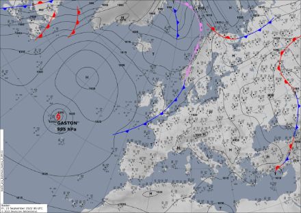 Bodendruckanalyse mit Fronten von heute Morgen um 6 UTC. Der tropische Sturm «Gaston» nordwestlich der Azoren verlagert sich in den kommen Tagen wieder westwärts.