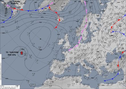 Bodendruckanalyse mit Fronten von heute Morgen um 6 UTC. Im linken oberen Bildrand ist der ex-Hurrikan Fiona zu sehen. Dieser ist heute im Osten der Seeprovinz Nova Scotia in Kanada auf Land getroffen. Der Kerndruck lag zum Analysezeitpunkt bei 933 Hektopascal, der tiefste Wert wurde mit 931 Hektopascal angegeben.