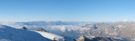 Selbst ins Aostatal dringen die Wolken aus Südosten ein, allerdings nur in aufgelockerter Form. Gemäss dieses Bildes dürfte die Obergrenze der Wolken bei etwa 3000 Meter liegen. Bildquelle: https://zbag.roundshot.com/matterhornglacierparadise/.
