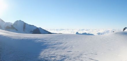 Blick vom Klein Matterhorn Richtung Südosten. Die Wolkendecke über der Poebene ist klar erkenntlich. Bildquelle: https://zbag.roundshot.com/matterhornglacierparadise/.