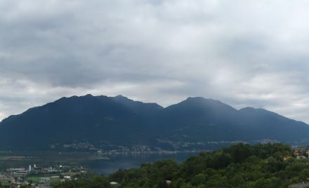 Kompakte Wolkenschicht heute im Locarnese. Der Monte Tamaro liegt knapp unterhalb der Wolkenuntergrenze, der Monte Gridone auf diesem Bild nicht sichtbar) befindet sich bereits in den Wolken. Damit liegt die Wolkenuntergrenze bei rund 2000 Metern. Bildquelle: https://albergosanbernardo.roundshot.com/.