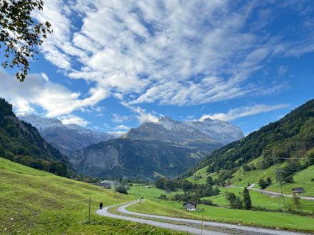 Vorübergehend recht sonnig (nicht nur) im hinteren Sernftal bei Elm. Blick zum Gletscherhoren (Bildmitte) und Glarner Vorab rechts).