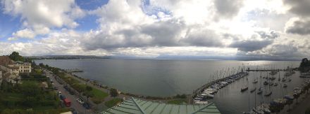 In der Westschweiz lockerte sich die Bewölkung zwar auf, viel mehr als kurze sonnige Abschnitte wie hier in Morges am Genfersee liessen sich aber nicht erhaschen. Foto: Morges Région Tourisme, Roundshot Webcam
