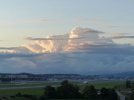 Blick vom Beobachterhaus am Flughafen Zürich Richtung Alpen. Aus der Entfernung sahen die gewittrigen Schauer sehr imposant aus. Foto: Sandra Burri