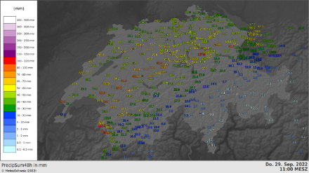 48stündige Niederschlagssummen bis Donnerstag um 11 Uhr. Nur Stationsdaten. Der Wert von über 100 mm in Einsiedeln ist sehr wahrscheinlich eine Fehlmessung.