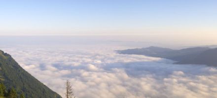 Auf dem Rigi konnte man heute das Hochnebelfeld, welches sich von Luzern ostwärts bis in die Region Arth-Goldau ausdehnte, leicht erkennen. Bildquelle: https://rigibahnen.roundshot.com/scheidegg/.