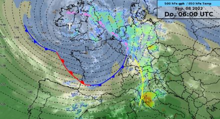 Infrarot Satellitenbild und Strömungslage mit Fronten über Europa am 08.09.2022, 06Z: 500 hPa Geopotential (gestrichelte Linien), 850 hPa Temperatur (farbige Flächen).