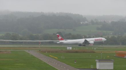 Eine landende Swiss-Maschine Boeing 777 am Flughafen Zürich-Kloten. Durch die hohe Luftfeuchtigkeit kondensierte der Wasserdampf in der Luft dank einem Luftdruckabfall (der wieder einen Temperaturrückgang auslöst) über dem Flügel und an dessen Spitze.