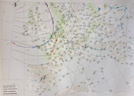 Analyse Bodenkarte 5 Uhr. Ein Tief nahe Island steuert ein okkludierendes Frontensystem nach Europa. Der Okklusionspunkt lag am frühen Morgen ungefähr über der Nordsee.