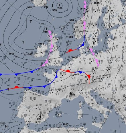 Bodenwetterkarte Europa um 8 Uhr. Nach dem Durchgang einer aktiven Warmfront lag die Schweiz heute im Warmsektor.