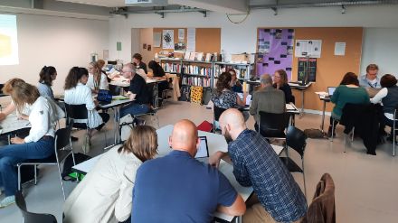 Foto der Workshop-Teilnehmer bei der Gruppenarbeit