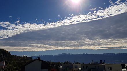 Markante Vorder- und Hinterkante eines Wolkenfeldes am Sonntagnachmittag bei Männedorf ZH. Im Hintergrund der Glärnisch. Bild: C. Hayoz