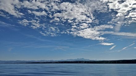 Blick über den Bodensee zum Thurgau und Alpstein am Sonntagnachmittag. Bild: M. Stoll