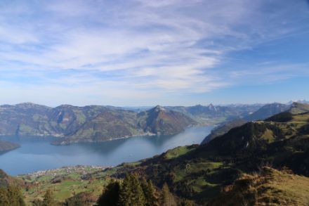 Sonniges und sehr mildes Bergwetter herrschte heute Montag nicht nur oberhalb des Vierwaldstättersees sondern überall in den Schweizer Alpen. Foto: Daniel Gerstgrasser