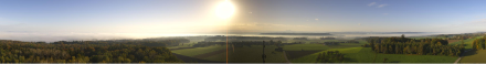 Panorama am Vormittag vom Napoleonturm (beim Untersee) auf 660 m ü.M., von N über E bis SW, links Konstanz und rechts Frauenfeld unter dem Nebel. Quelle: roundshot.com
