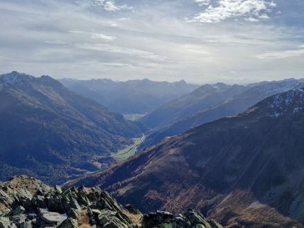 Blick über das Unterengadin hinweg mit leichter Trübung der Luft durch Saharastaub. Bild: A. Pauling