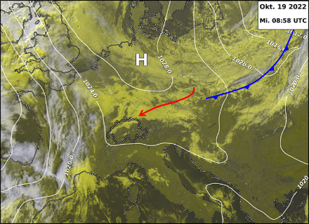 Druckverteilung und Satellitenbild heute Vormittag kurz vor 11 Uhr. Der Pfeil zeigt qualitativ die Trajektorie der weniger warmen und feuchteren Luft an, welche in der ersten Tageshälfte die Alpennordseite erreichte.