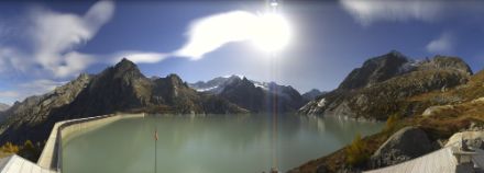Blick vom Albigna-Stausee Richtung Ost-Südosten: dünne Wolkenfilamente bildeten sich in der schwachen Südwestströmung, die bei der Überströmung der Alpen feine Wellenstrukturen bildete. Quelle: Roundshot