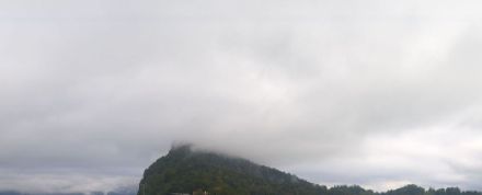 Noch am Nachmittag um 13 UTC (15 LT) war die Bewölkung beispielsweise auf dem Bürgenstock kompakt, dies aus Folge des Bisenstaus. Bildquelle: https://buergenstock.roundshot.com/.