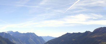 Wieder einmal zauberte der Nordwind in den oberen Tessiner Tälern einen farbenprächtigen Tag hervor. Auf der Capanna Gorda im Bleniotal konnte man sich an einem hellen Herbsttag mit leuchtenden Farben erfreuen. Bildquelle: https://capannagorda.roundshot.com/.