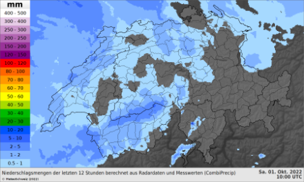 12h-Niederschlagssummen [mm] bis um 12 Uhr. Bis am Mittag blieb es vor allem im Osten und Süden mehrheitlich trocken. Aber auch im Westen wurden meist weniger als 5 mm totalisiert.