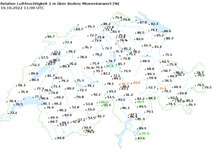 Relative Luftfeuchtigkeit heute, den 10. Oktober 2022, um 11 UTC. In den Alpentälern unmittelber nördlich des Alpenkamms wies die relative Luftfeuchtigkeit eindeutig die tiefsten Werte auf. Dies ist kein Wunder, denn der Föhn hatte dort die Hand im Spiel.