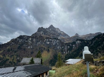 Der Niederschlagsmesser in Braunwald hatte während der Nacht vorübergehend auch etwas Arbeit. Foto: Michael Kopp