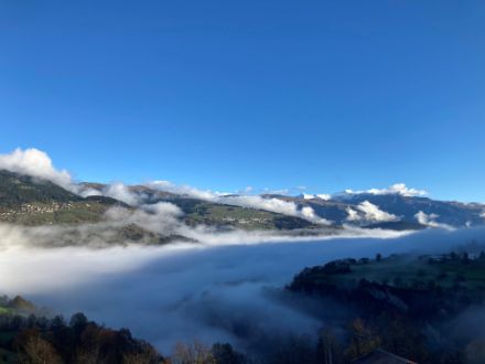 Oberhalb Ilanz war die Bewölkung schon am Morgen weitgehend verschwunden, einzig im Talgrund waren noch Nebelbänke auszumachen. Bild: Markus Kägi.