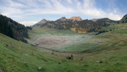 Die Alp Hintergräppelen liegt in einer dolinenförmigen Vertiefung und ist damit prädestiniert für sehr tiefe Temperaturen während der Nacht. Auch heute am Morgen reichte es für Temperaturen im Frostbereich. Im Winter werden in dieser Senke hie und da Tiefstwerte von unter -30 Grad verzeichnet. Bild: Stephan Vogt.