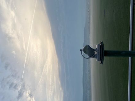 … während sie am Flughafen Zürich meist flach waren und sich nach Tagesanbruch rasch auflösten. Bei teils bewölktem, teils klarem Himmel bei gleichzeitig sehr hohem Feuchtegehalt der Luft fehlte aber nicht viel für eine dichte und mächtige Nebelschicht, welche Einschränkungen im Flugbetrieb bewirkt hätte. Bild: V. Hochuli