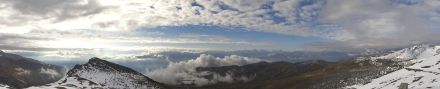 Bergstation La Siala im Skigebiet Flims-Laax am Morgen: Blick Richtung Süden über Mittelbünden hinweg, wo einzelne Stratocumulus-Bänke an den Bergflanken hingen und vorerst noch lockere Altocumulus-Felder in den mittelhohen Luftschichten aus Südwesten aufzogen.