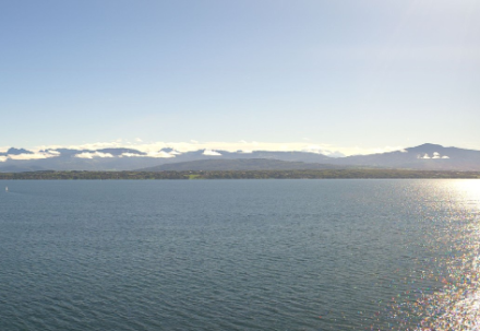 Bei Nyon am Genfersee zeigte sich der Himmel schon um die Mittagszeit fast makellos blau. Bildquelle: https://nyon-tourisme.roundshot.com/.