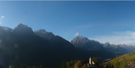 Am Morgen zeigte sich der Himmel in Sent im Unterengadin sogar noch fast wolkenlos. Bildquelle: https://engadin.roundshot.com/sent/.