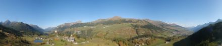 Im Unterengadin war der Himmel zeitweise wolkenlos, bspw. in Tarasp: Panoramablick von Südwest über Nord nach Nordost (von links nach rechts).