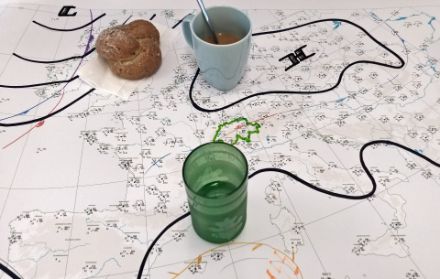 Kulinarische Wetteranalyse unseres Frühdienstes (siehe https://twitter.com/meteoschweiz/status/1580091699954880513). Wir erkennen ein Hoch über Polen und eine in Auflösung begriffene Luftmassengrenze über den Alpen.