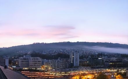 Die Stadt Zug in der Morgendämmerung.