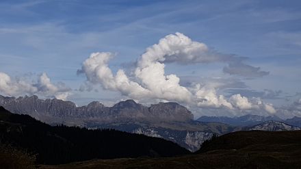 Umgelenkte Cumulus-Wolke. Eine Quellwolke, die sich über der Alvier-Kette gebildet hat und aufsteigt, wird durch den schwachen Westwind oberhalb 3000 m nach Osten abgelenkt.