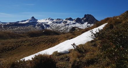 Perfektes und mildes Wanderwetter mit Blick von der Alp Panüel (unterhalb des Leist) zum Spitzmeilen, Wissmeilen und Magerrain. Die letzten Schneereste der vergangenen Woche werden wie hier auf ca. 2100 Metern Höhe schon wieder verschwunden sein.