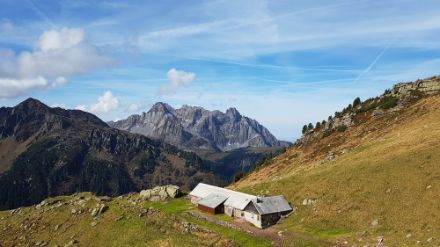 Blick zum Mürtschenstock. Davor die Alp Chartegg, schon bereit für den Winterschlaf.
