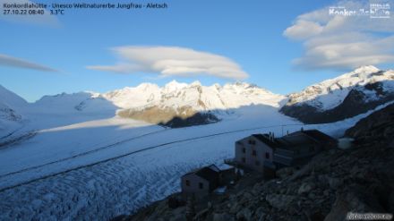 Über dem Jungfraujoch bildeten sich mit einer mässigen Südwestströmung vorübergehend Wolken des Typs «Altocumulus Lenticularis». Ansonsten verlief der Vormittag in den Bergen oft wolkenlos. Foto: www.foto-webcam.eu/webcam/konkordiahuette