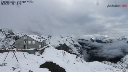 Verschneite Glecksteinhütte auf gut 2300 Metern über Meer, oberhalb von Grindelwald. 