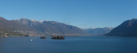 Blick von Brissago auf den Lago Maggiore und die dahinterliegende Magadinoebene. Die Fernsicht im Tessin war heute ausgezeichnet. 