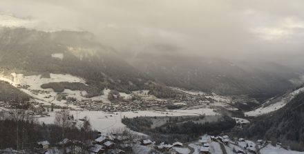 Disentis auf rund 1100 m ü.M. in der Surselva zeigte sich am Donnerstagmorgen leicht verschneit. Die Neuschneemessung meldete 3 cm. Bis am Mittag schmolz der Schnee aber wieder grösstenteils dahin. 