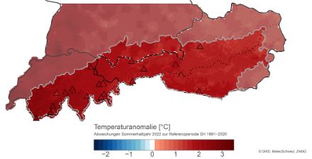 Karte der Zentral- und Ostalpen mit farblicher Abstufung der Abweichung der mittleren Lufttemperatur in °C von der Norm 1991-2020. Zusätzlich zu den Gitterdaten werden ausgewählte Stationen der Hochlagen (>1500m) dargestellt).